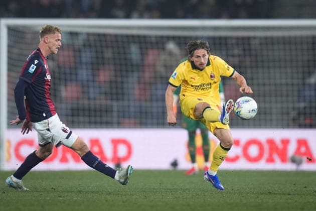 AC Milan s Luka Modric fights for the ball with Bologna s Jens Odgaard during the Serie A soccer match between Bologna and Milan at the Renato DallÕAra Stadium in Bologna, north Italy - Tuesday, February 3, 2026 -  Copyright: xMassimoxPaolone LaPressex