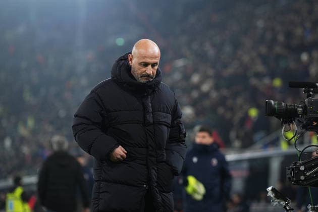 Bologna s head coach Vincenzo Italiano leaves the field with head down during the Serie A soccer match between Bologna and Milan at the Renato DallÕAra Stadium in Bologna, north Italy - Tuesday, February 3, 2026 -  Copyright: xMassimoxPaolone LaPressex