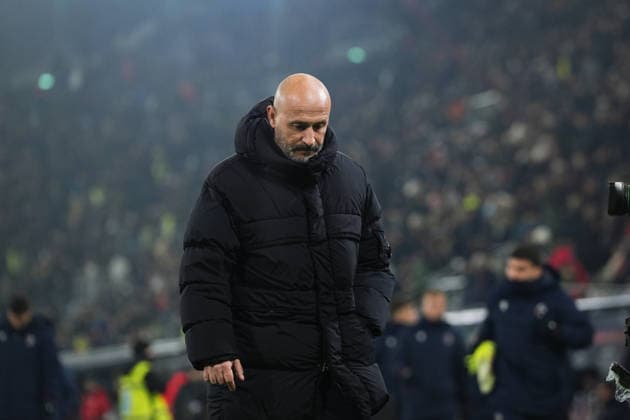 Bologna s head coach Vincenzo Italiano leaves the field with head down during the Serie A soccer match between Bologna and Milan at the Renato DallÕAra Stadium in Bologna, north Italy - Tuesday, February 3, 2026 -  Copyright: xMassimoxPaolone LaPressex