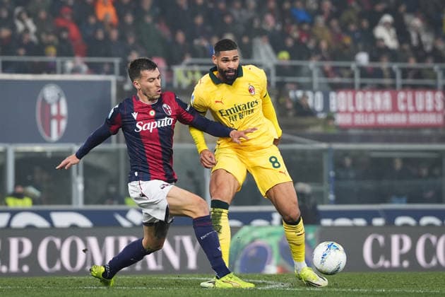 AC MilanÕs Ruben Loftus-Cheek fights for the ball with Bologna s Nicolo Casale during the Serie A soccer match between Bologna and Milan at the Renato DallÕAra Stadium in Bologna, north Italy - Tuesday, February 3, 2026 -  Copyright: xMassimoxPaolone LaPressex