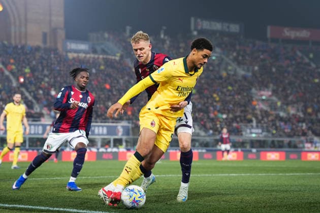 AC Milan s Koni De Winter fights for the ball with Bologna s Jens Odgaard during the Serie A soccer match between Bologna and Milan at the Renato DallÕAra Stadium in Bologna, north Italy - Tuesday, February 3, 2026 -  Copyright: xMassimoxPaolone LaPressex