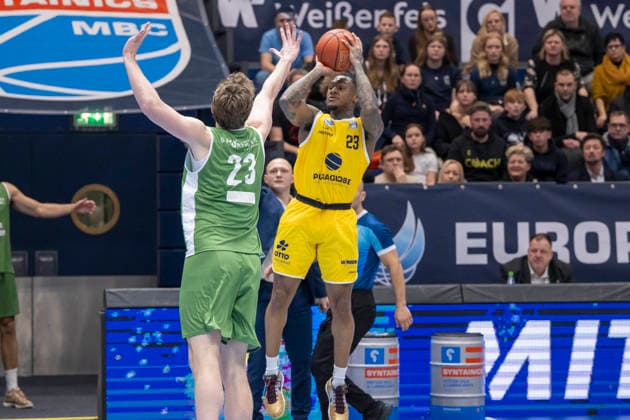 European North Basketball League, ENBL, 2025 2026 Syntainics MBC vs Hefte Helfen Bulls Kapfenberg Weissenfels, Germany 03 February 2026 Pictured from left Alex Gross Kapfenberg and Charles Callison Weissenfels Weissenfels Stadthalle Weissenfels Sachsen Anhalt Germany