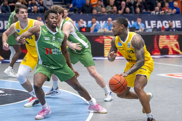 European North Basketball League, ENBL, 2025 2026 Syntainics MBC vs Hefte Helfen Bulls Kapfenberg Weissenfels, Germany 03 February 2026 Pictured from left Taye Fields Kapfenberg and Spencer Reaves Weissenfels Weissenfels Stadthalle Weissenfels Sachsen Anhalt Germany