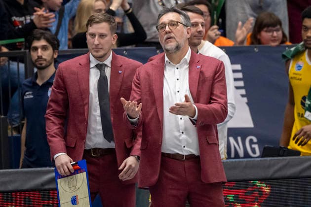 European North Basketball League, ENBL, 2025 2026 Syntainics MBC vs Hefte Helfen Bulls Kapfenberg Weissenfels, Germany 03 February 2026 In the picture from left co-coach Brett Nomm Weissenfels and interim coach Silvano Poropat Weissenfels gestures, gestures, gestures, Weissenfels Stadthalle Weissenfels Saxony Anhalt Germany