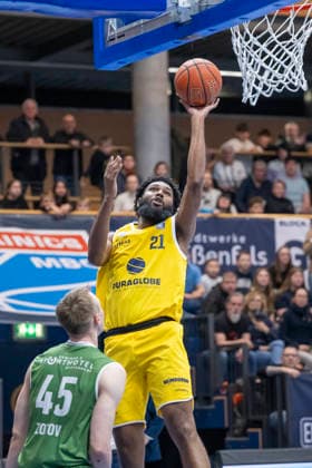 European North Basketball League, ENBL, 2025 2026 Syntainics MBC vs Hefte Helfen Bulls Kapfenberg Weissenfels, Germany 03 February 2026 In the picture from left Vitalii Zotov Kapfenberg and RJ Gunn Weissenfels Weissenfels Stadthalle Weissenfels Sachsen Anhalt Germany
