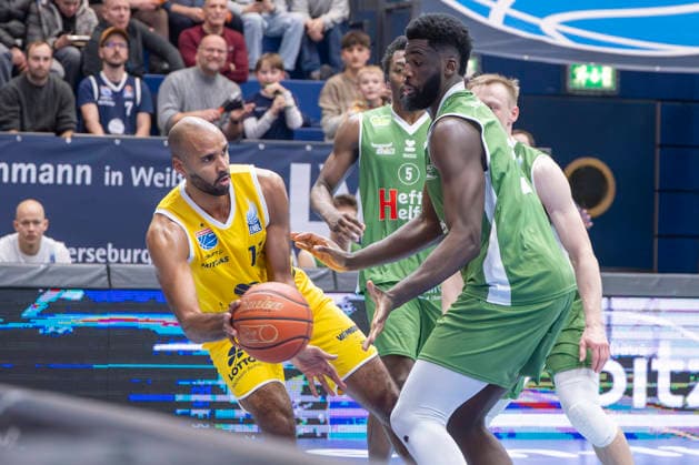 European North Basketball League, ENBL, 2025 2026 Syntainics MBC vs Hefte Helfen Bulls Kapfenberg Weissenfels, Germany 03 February 2026 In the picture from left in the duel Akeem Vargas Weissenfels and Ryan Lobreau Kapfenberg Weissenfels Stadthalle Weissenfels Saxony Anhalt Germany