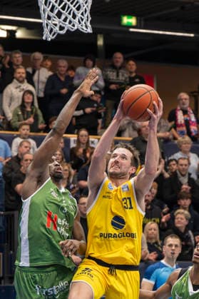 European North Basketball League, ENBL, 2025 2026 Syntainics MBC vs Hefte Helfen Bulls Kapfenberg Weissenfels, Germany 03 February 2026 In the picture from left in the duel Taye Fields Kapfenberg and Spencer Reaves Weissenfels Weissenfels Stadthalle Weissenfels Sachsen Anhalt Germany