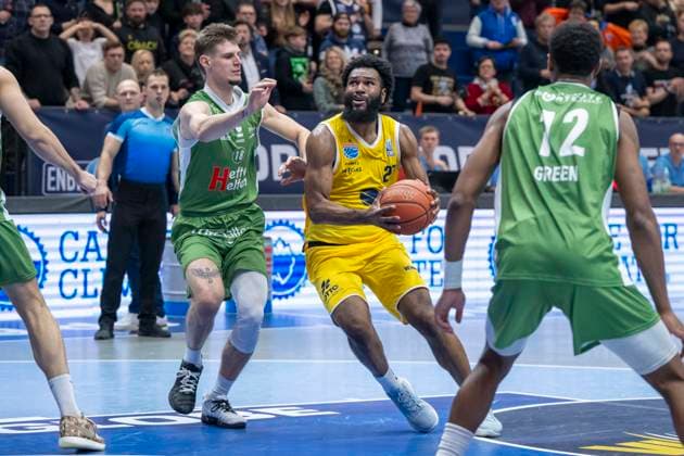 European North Basketball League, ENBL, 2025 2026 Syntainics MBC vs Hefte Helfen Bulls Kapfenberg Weissenfels, Germany 03 February 2026 In the picture from left Daniel Grgic Kapfenberg and RJ Gunn Weissenfels Weissenfels Stadthalle Weissenfels Sachsen Anhalt Germany