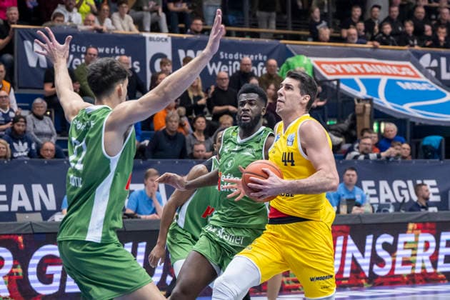 European North Basketball League, ENBL, 2025 2026 Syntainics MBC vs Hefte Helfen Bulls Kapfenberg Weissenfels, Germany 03 February 2026 In the picture from left Nemanja Krstic Kapfenberg , Taye Fields Kapfenberg and Jure Planinic Weissenfels Weissenfels Stadthalle Weissenfels Sachsen Anhalt Germany