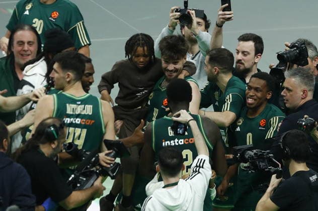 EuroLeague Basketball, Panathinaikos AKTOR Athens vs Real Madrid - Players of Panathinaikos AKTOR Athens celebrate at the end the Euroleague regular season basketball match between Panathinaikos AKTOR Athens and Real Madrid at Telekom Center Athens on February 3, 2026 in Athens, Greece. ATHENS Greece Copyright: xOnexInchxProductionsx 6836808