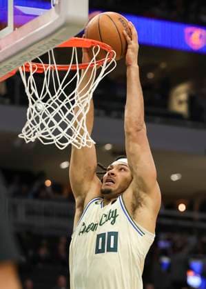 (260204) -- MILWAUKEE, Feb. 4, 2026 -- Milwaukee Bucks Jericho Sims dunks during the 2025-2026 NBA, Basketball Herren, USA regular season basketball game between Milwaukee Bucks and Chicago Bulls in Milwaukee, the United States, on Feb. 3, 2026. (Photo by Xinhua) (SP)U.S.-MILWAUKEE-BASKETBALL-NBA-BUCKS VS BULLS JoelxLerner 
