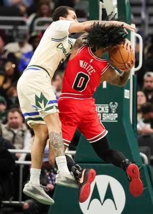 (260204) -- MILWAUKEE, Feb. 4, 2026 -- Milwaukee Bucks Cole Anthony (L) defends Chicago Bulls Coby White during the 2025-2026 NBA, Basketball Herren, USA regular season basketball game between Milwaukee Bucks and Chicago Bulls in Milwaukee, the United States, on Feb. 3, 2026. (Photo by Xinhua) (SP)U.S.-MILWAUKEE-BASKETBALL-NBA-BUCKS VS BULLS JoelxLerner 