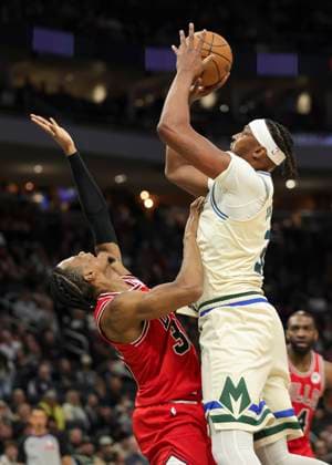(260204) -- MILWAUKEE, Feb. 4, 2026 -- Milwaukee Bucks Myles Turner (R) shoots during the 2025-2026 NBA, Basketball Herren, USA regular season basketball game between Milwaukee Bucks and Chicago Bulls in Milwaukee, the United States, on Feb. 3, 2026. (Photo by Xinhua) (SP)U.S.-MILWAUKEE-BASKETBALL-NBA-BUCKS VS BULLS JoelxLerner 