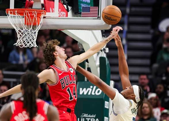 (260204) -- MILWAUKEE, Feb. 4, 2026 -- Chicago Bulls Matas Buzelis (L) blocks the shot of Milwaukee Bucks Myles Turner during the 2025-2026 NBA, Basketball Herren, USA regular season basketball game between Milwaukee Bucks and Chicago Bulls in Milwaukee, the United States, on Feb. 3, 2026. (Photo by Xinhua) (SP)U.S.-MILWAUKEE-BASKETBALL-NBA-BUCKS VS BULLS JoelxLerner 