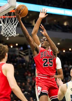(260204) -- MILWAUKEE, Feb. 4, 2026 -- Chicago Bulls Jalen Smith (R) drives to the basket during the 2025-2026 NBA, Basketball Herren, USA regular season basketball game between Milwaukee Bucks and Chicago Bulls in Milwaukee, the United States, on Feb. 3, 2026. (Photo by Xinhua) (SP)U.S.-MILWAUKEE-BASKETBALL-NBA-BUCKS VS BULLS JoelxLerner 