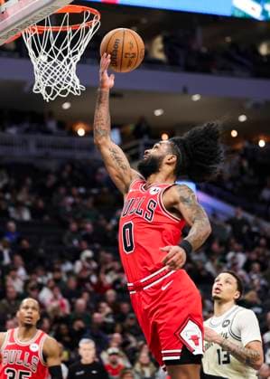 (260204) -- MILWAUKEE, Feb. 4, 2026 -- Chicago Bulls Coby White (top) drives to the basket during the 2025-2026 NBA, Basketball Herren, USA regular season basketball game between Milwaukee Bucks and Chicago Bulls in Milwaukee, the United States, on Feb. 3, 2026. (Photo by Xinhua) (SP)U.S.-MILWAUKEE-BASKETBALL-NBA-BUCKS VS BULLS JoelxLerner 