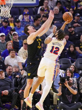 (260204) -- SAN FRANCISCO, Feb. 4, 2026 -- Quinten Post (L) of Golden State Warriors defends Trendon Watford of Philadelphia 76ers during the 2025-2026 NBA, Basketball Herren, USA regular season basketball game between Golden State Warriors and Philadelphia 76ers in San Francisco, the United States, Feb. 3, 2026. (Photo by Xinhua) (SP)U.S.-SAN FRANCISCO-BASKETBALL-NBA-WARRIORS VS 76ERS ArthurxDong 