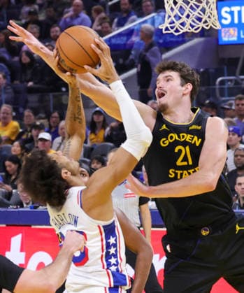 (260204) -- SAN FRANCISCO, Feb. 4, 2026 -- Quinten Post (R) of Golden State Warriors defends Dominick Barlow of Philadelphia 76ers during the 2025-2026 NBA, Basketball Herren, USA regular season basketball game between Golden State Warriors and Philadelphia 76ers in San Francisco, the United States, Feb. 3, 2026. (Photo by Xinhua) (SP)U.S.-SAN FRANCISCO-BASKETBALL-NBA-WARRIORS VS 76ERS ArthurxDong 