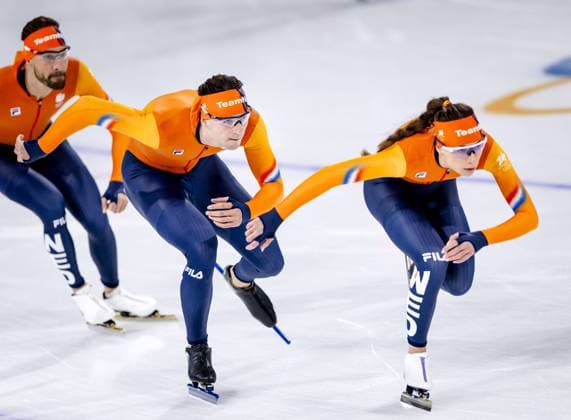 MILAN - Kjeld Nuis, Jenning de Boo, and Femke Kok during a training session at the Milano Speed skating, Eisschnelllauf Stadium. The speed skaters are preparing for their participation in the Winter Olympics. SEM VAN DER WAL ANP xVIxANPxSportx xxANPxIVx 549616323 originalFilename: 549616323.jpg