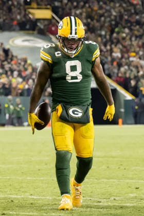 NFL, American Football Herren, USA 2025: Packers Vs Bears DEC 25 December 7, 2025: Green Bay Packers running back Josh Jacobs (8) indicates the path he wouldÃ¢â‚¬â ¢ve taken to the end zone if the play hadnÃ¢â‚¬â ¢t been blown dead against the Chicago Bears in Green Bay, WI. Packers defeated Bears, 28-21. Kirsten Schmitt Cal Media. (Credit Image: Â Kirsten Schmitt Cal Sport Media) Green Bay Wisconsin United States of America EDITORIAL USE ONLY Copyright: xx ZUMA-20251207_zma_c04_497.jpg KirstenxSchmittx csmphotothree454194