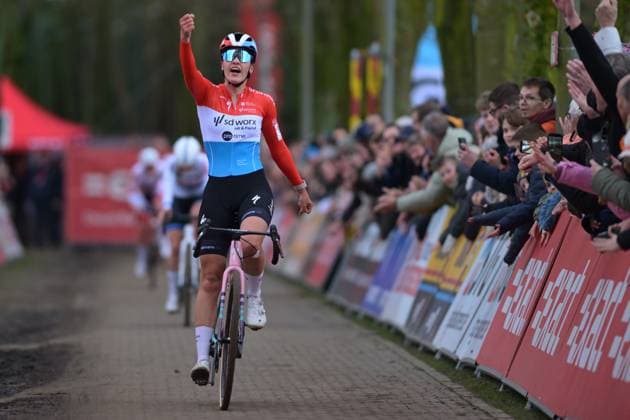 Luxembourgian Marie Schreiber celebrates as he crosses the finish line to win the women s elite race of the Parkcross cyclocross cycling event, race 6 7 in the Exact Cross competition, Wednesday 04 February 2026 in Maldegem. DAVIDxPINTENS  x161010367x