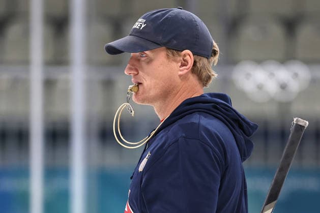 USA women s hockey head coach John Wroblewski talks with the team during a practice on Wednesday, February 4, 2026, before the start of the Milan 2026 Winter Olympics.  OLY20260204328 AARONxJOSEFCZYK