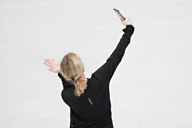 Poland s Ekaterina Kurakova takes a selfie on the ice during Women s Figure skating, Eiskunstlauf practice before the start of the Milan 2026 Winter Olympic Games, Olympische Spiele, Olympia, OS at the Milano Ice Skating Arena in Milan, Italy on Wednesday, February 4, 2026.  OLY20260204103 RichardxEllis