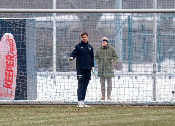 Soccer, Men, Season 2025 26, 2 Bundesliga, Hertha BSC, Training, f l Goalkeeper Tjark Ernst Hertha BSC , Managing Director Dr Peter Görlich Hertha BSC , 04 02 2026, Copyright: xSebastianxRäppold MatthiasxKochx