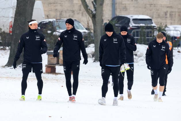 DEU, DFL, 2 FBL Hertha BSC, Training, 04 02 2026, Sportforum, Berlin, DEU, DFL, 2 FBL Hertha BSC, Training, im Bild Hertha Spielerkreis, Fabian Reese Hertha BSC Berlin 11 , Marton Dardai Hertha BSC Berlin 31 DFL regulations prohibit any use of Photographs as image sequences and or quasi video nordphotoxGmbHx xEngler nph00076