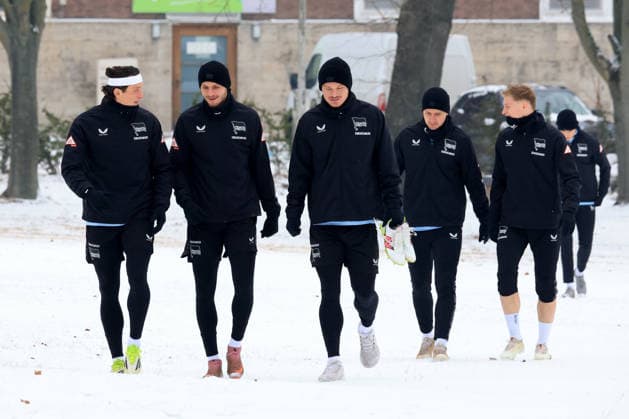 DEU, DFL, 2 FBL Hertha BSC, Training, 04 02 2026, Sportforum, Berlin, DEU, DFL, 2 FBL Hertha BSC, Training, im Bild Hertha Spielerkreis, Fabian Reese Hertha BSC Berlin 11 , Marton Dardai Hertha BSC Berlin 31 DFL regulations prohibit any use of Photographs as image sequences and or quasi video nordphotoxGmbHx xEngler nph00076