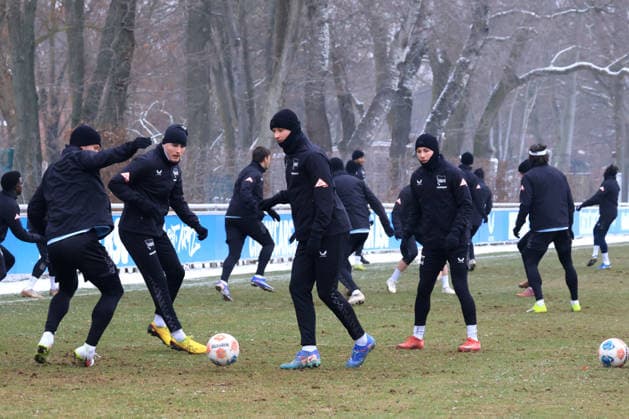 DEU, DFL, 2 FBL Hertha BSC, Training, 04 02 2026, Sportforum, Berlin, DEU, DFL, 2 FBL Hertha BSC, Training, im Bild Hertha Spielerkreis, grüner Rasen DFL regulations prohibit any use of Photographs as image sequences and or quasi video nordphotoxGmbHx xEngler nph00076