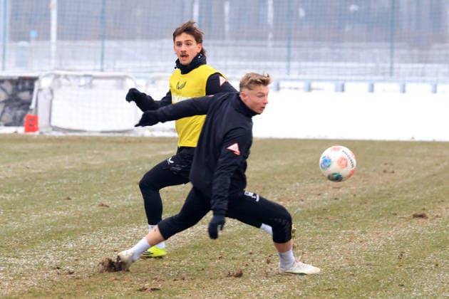 DEU, DFL, 2 FBL Hertha BSC, Training, 04 02 2026, Sportforum, Berlin, DEU, DFL, 2 FBL Hertha BSC, Training, im Bild Michal Karbownik Hertha BSC Berlin 33 , Julian Eitschberger Hertha BSC Berlin 2 DFL regulations prohibit any use of Photographs as image sequences and or quasi video nordphotoxGmbHx xEngler nph00076