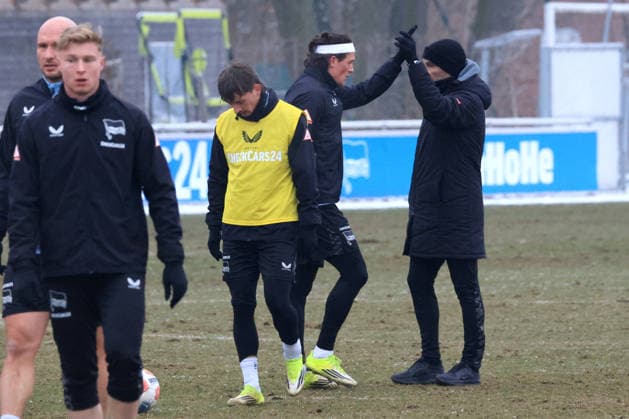 DEU, DFL, 2 FBL Hertha BSC, Training, 04 02 2026, Sportforum, Berlin, DEU, DFL, 2 FBL Hertha BSC, Training, im Bild Cheftrainer Stefan Leitl Hertha BSC Berlin , Fabian Reese Hertha BSC Berlin 11 , Michal Karbownik Hertha BSC Berlin 33 DFL regulations prohibit any use of Photographs as image sequences and or quasi video nordphotoxGmbHx xEngler nph00076