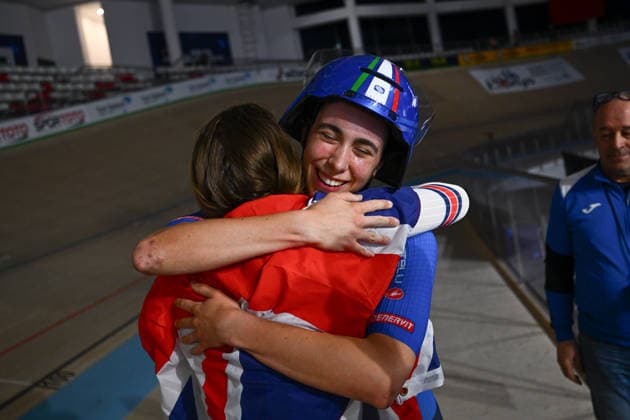 2026 UEC Track Elite European Championships Picture by Olly Hassell SWpix.com - 04 02 2026 - Cycling - 2026 UEC Track Elite European Championships - Konya Velodrome, Konya, Türkiye - Women™s Individual Pursuit - For Gold - Josie Knight (Great Britain) Wins the Women™s Individual Pursuit to become European Champion congratulated by Federica Venturelli (Italy) Silver Medalist Konya Konya Velodrome Türkiye Copyright: x xSWpix.comx(t axPhotographyxHubxLtd)xOllyxHassell SWpix.comx SWP-3177-0824