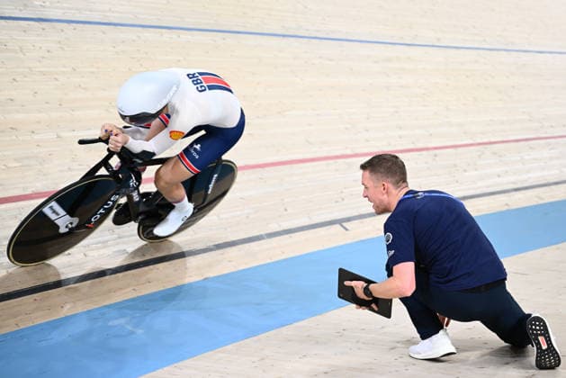 2026 UEC Track Elite European Championships Picture by Olly Hassell SWpix.com - 04 02 2026 - Cycling - 2026 UEC Track Elite European Championships - Konya Velodrome, Konya, Türkiye - Women™s Individual Pursuit - For Gold - Coach Cameron Meyer, Josie Knight (Great Britain) Konya Konya Velodrome Türkiye Copyright: x xSWpix.comx(t axPhotographyxHubxLtd)xOllyxHassell SWpix.comx SWP-3177-0835