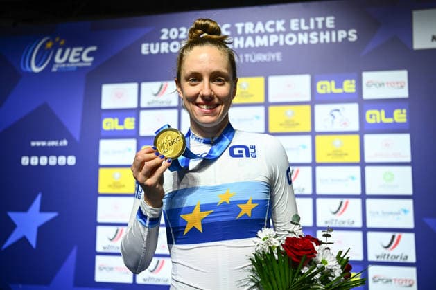 2026 UEC Track Elite European Championships Picture by Olly Hassell SWpix.com - 04 02 2026 - Cycling - 2026 UEC Track Elite European Championships - Konya Velodrome, Konya, Türkiye - Women™s Individual Pursuit Podium - Josie Knight (Great Britain) receives the Gold Medal to become European Champion Konya Konya Velodrome Türkiye Copyright: x xSWpix.comx(t axPhotographyxHubxLtd)xOllyxHassell SWpix.comx SWP-3177-0842
