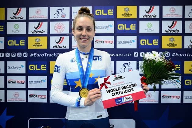 2026 UEC Track Elite European Championships Picture by Olly Hassell SWpix.com - 04 02 2026 - Cycling - 2026 UEC Track Elite European Championships - Konya Velodrome, Konya, Türkiye - Women™s Individual Pursuit Podium - Josie Knight (Great Britain) receives the Gold Medal to become European Champion holding her World Record certificate set earlier in the day Konya Konya Velodrome Türkiye Copyright: x xSWpix.comx(t axPhotographyxHubxLtd)xOllyxHassell SWpix.comx SWP-3177-0844