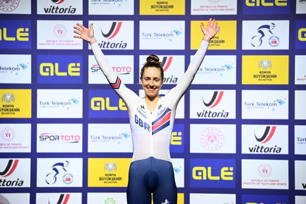 2026 UEC Track Elite European Championships Picture by Olly Hassell SWpix.com - 04 02 2026 - Cycling - 2026 UEC Track Elite European Championships - Konya Velodrome, Konya, Türkiye - Women™s Individual Pursuit Podium - Josie Knight (Great Britain) receives the Gold Medal to become European Champion Konya Konya Velodrome Türkiye Copyright: x xSWpix.comx(t axPhotographyxHubxLtd)xOllyxHassell SWpix.comx SWP-3177-0851