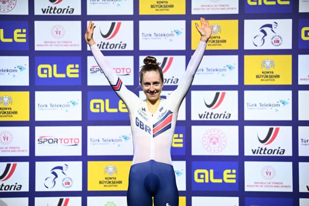 2026 UEC Track Elite European Championships Picture by Olly Hassell SWpix.com - 04 02 2026 - Cycling - 2026 UEC Track Elite European Championships - Konya Velodrome, Konya, Türkiye - Women™s Individual Pursuit Podium - Josie Knight (Great Britain) receives the Gold Medal to become European Champion Konya Konya Velodrome Türkiye Copyright: x xSWpix.comx(t axPhotographyxHubxLtd)xOllyxHassell SWpix.comx SWP-3177-0852