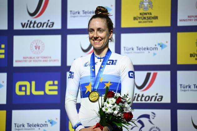 2026 UEC Track Elite European Championships Picture by Olly Hassell SWpix.com - 04 02 2026 - Cycling - 2026 UEC Track Elite European Championships - Konya Velodrome, Konya, Türkiye - Women™s Individual Pursuit Podium - Josie Knight (Great Britain) receives the Gold Medal to become European Champion Konya Konya Velodrome Türkiye Copyright: x xSWpix.comx(t axPhotographyxHubxLtd)xOllyxHassell SWpix.comx SWP-3177-0853