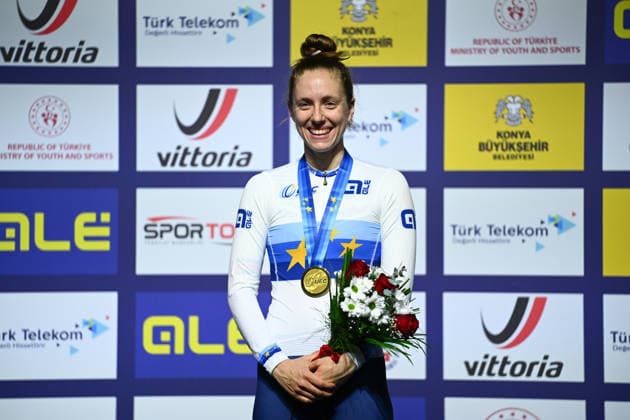 2026 UEC Track Elite European Championships Picture by Olly Hassell SWpix.com - 04 02 2026 - Cycling - 2026 UEC Track Elite European Championships - Konya Velodrome, Konya, Türkiye - Women™s Individual Pursuit Podium - Josie Knight (Great Britain) receives the Gold Medal to become European Champion Konya Konya Velodrome Türkiye Copyright: x xSWpix.comx(t axPhotographyxHubxLtd)xOllyxHassell SWpix.comx SWP-3177-0854