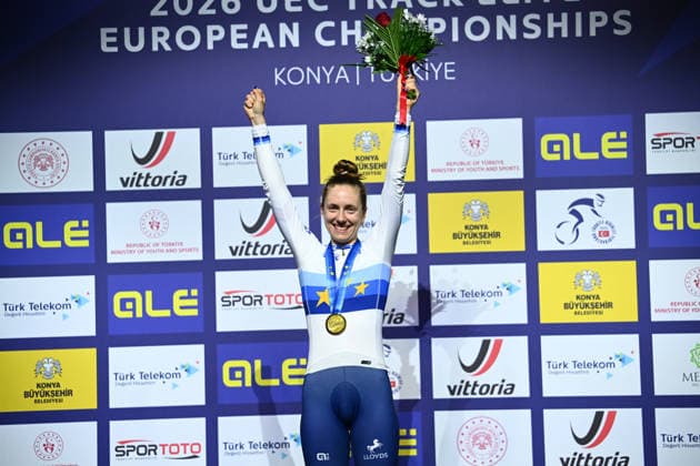 2026 UEC Track Elite European Championships Picture by Olly Hassell SWpix.com - 04 02 2026 - Cycling - 2026 UEC Track Elite European Championships - Konya Velodrome, Konya, Türkiye - Women™s Individual Pursuit Podium - Josie Knight (Great Britain) receives the Gold Medal to become European Champion Konya Konya Velodrome Türkiye Copyright: x xSWpix.comx(t axPhotographyxHubxLtd)xOllyxHassell SWpix.comx SWP-3177-0856