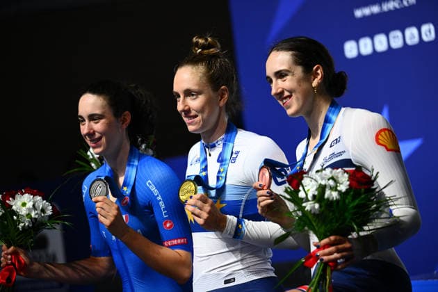 2026 UEC Track Elite European Championships Picture by Olly Hassell SWpix.com - 04 02 2026 - Cycling - 2026 UEC Track Elite European Championships - Konya Velodrome, Konya, Türkiye - Women™s Individual Pursuit Podium - Josie Knight (Great Britain) receives the Gold Medal to become European Champion, Federica Venturelli (Italy) Silver Medalist and Millie Couzens (Great Britain) Bronze Medalist Konya Konya Velodrome Türkiye Copyright: x xSWpix.comx(t axPhotographyxHubxLtd)xOllyxHassell SWpix.comx SWP-3177-0858