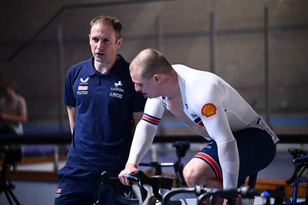 2026 UEC Track Elite European Championships Picture by Olly Hassell SWpix.com - 04 02 2026 - Cycling - 2026 UEC Track Elite European Championships - Konya Velodrome, Konya, Türkiye - Men™s Sprint - For Gold - Jason Kenny speaking to Matthew Richardson (Great Britain) after Heat one of the Gold Final Konya Konya Velodrome Türkiye Copyright: x xSWpix.comx(t axPhotographyxHubxLtd)xOllyxHassell SWpix.comx SWP-3177-0885