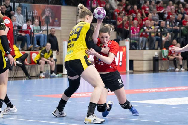 Handball Bundesliga Women,HBF, Season 2025 2026 SV Union Halle Neustadt vs Borussia Dortmund Halle, Germany 04 February 2026 In the picture from left in a duel Emma Olsson Dortmund and Madeleine Östlund Oestlund Halle Halle Saale SWH Arena Sachsen Anhalt Germany