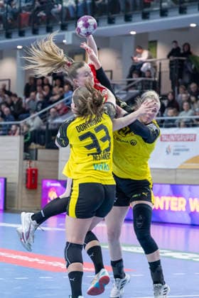 Handball Bundesliga Women,HBF, Season 2025 2026 SV Union Halle Neustadt vs Borussia Dortmund Halle, Germany 04 February 2026 In the picture from left in duel Guro Nestaker Dortmund , Cara Reuthal Halle and Emma Olsson Dortmund Halle Saale SWH Arena Sachsen Anhalt Germany