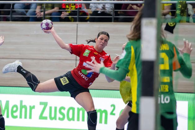 Handball Bundesliga Women,HBF, Season 2025 2026 SV Union Halle Neustadt vs Borussia Dortmund Halle, Germany 04 February 2026 In the picture from left EngelinaAlida Corona Molenaar Halle and goalkeeper Sarah Wachter Dortmund Halle Saale SWH Arena Sachsen Anhalt Germany