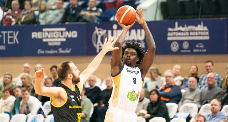 4 2 2026, Basketball, Men, FIBA Europe Cup, Season 2025 26, 2 Group stage, Group K, Matchday 5, Rostock Seawolves Falco Vulcano Energia KC Szombathely Kassim Nicholson Rostock Seawolves, right against Kristof Bognar Falco Vulcano Energia KC Szombathely, left Rostock Stadthalle Mecklenburg Vorpommern Germany