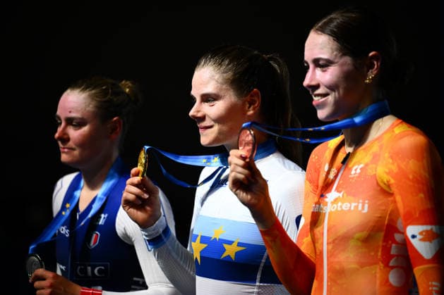 2026 UEC Track Elite European Championships Picture by Olly Hassell SWpix.com - 04 02 2026 - Cycling - 2026 UEC Track Elite European Championships - Konya Velodrome, Konya, Türkiye - Women™s Points Race Podium -Lotte Kopecky (Belgium) receives the Gold Medal to become European Champion, Victoire Berteau (France) Silver Medalist and Sofie van Rooijen (Netherlands) Bronze Medalist Konya Konya Velodrome Türkiye Copyright: x xSWpix.comx(t axPhotographyxHubxLtd)xOllyxHassell SWpix.comx SWP-3177-0952
