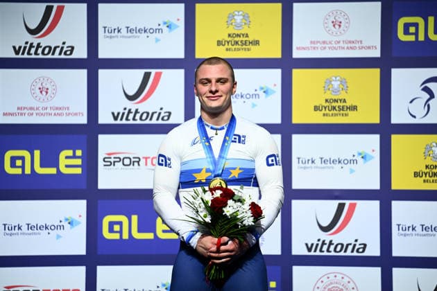 2026 UEC Track Elite European Championships Picture by Olly Hassell SWpix.com - 04 02 2026 - Cycling - 2026 UEC Track Elite European Championships - Konya Velodrome, Konya, Türkiye - Men™s Sprint Podium - Matthew Richardson (Great Britain) receives the Gold Medal to become European Champion Konya Konya Velodrome Türkiye Copyright: x xSWpix.comx(t axPhotographyxHubxLtd)xOllyxHassell SWpix.comx SWP-3177-0954